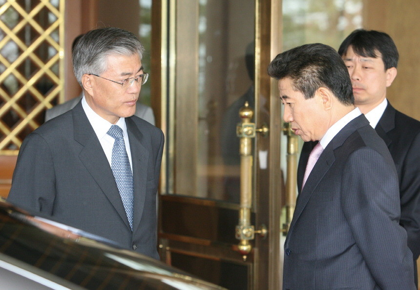 一文读懂文在寅李明博血海深仇:卢武铉之死是