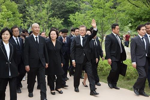 一文读懂文在寅李明博血海深仇:卢武铉之死是