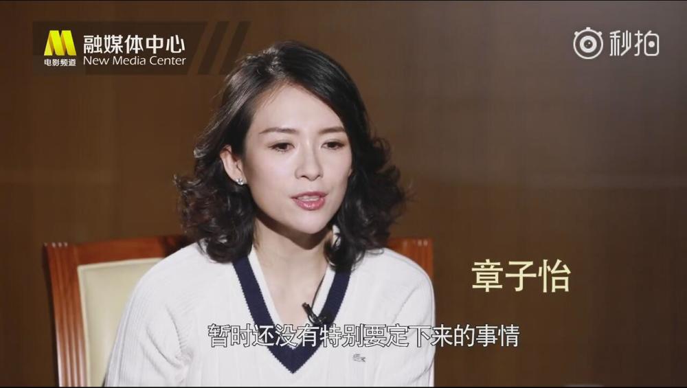 不愧是章子怡汪峰的女儿,醒醒才2岁就在录音室