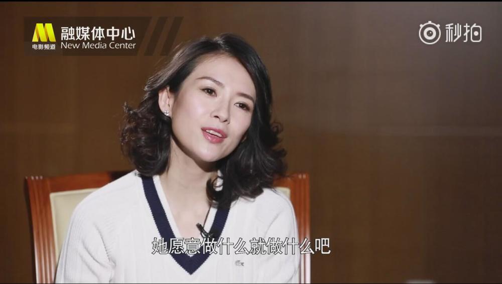 不愧是章子怡汪峰的女儿,醒醒才2岁就在录音室