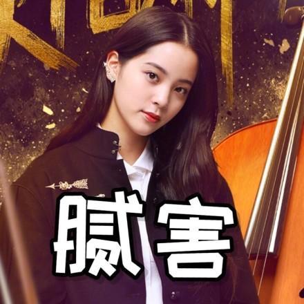 欧阳娜娜p歪栏杆被嘲,童年抠鼻视频曝光,网友:不演戏时挺可爱