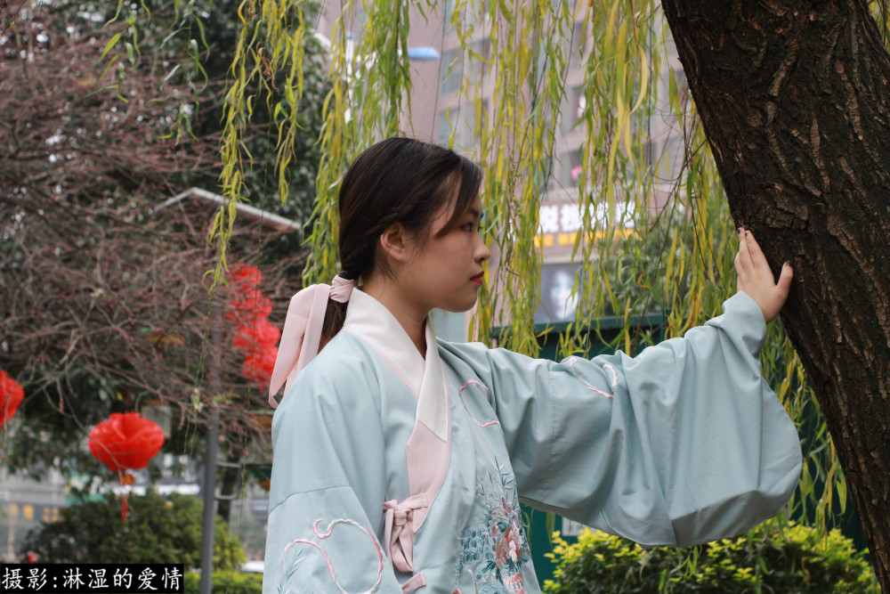 长沙公园偶遇的三位汉服美女,小编已被她们超