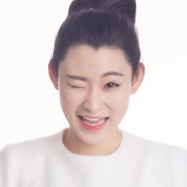 范莹毕业于上海戏剧学院,工小生,承徐(玉兰)派,师从著名演员汪秀月