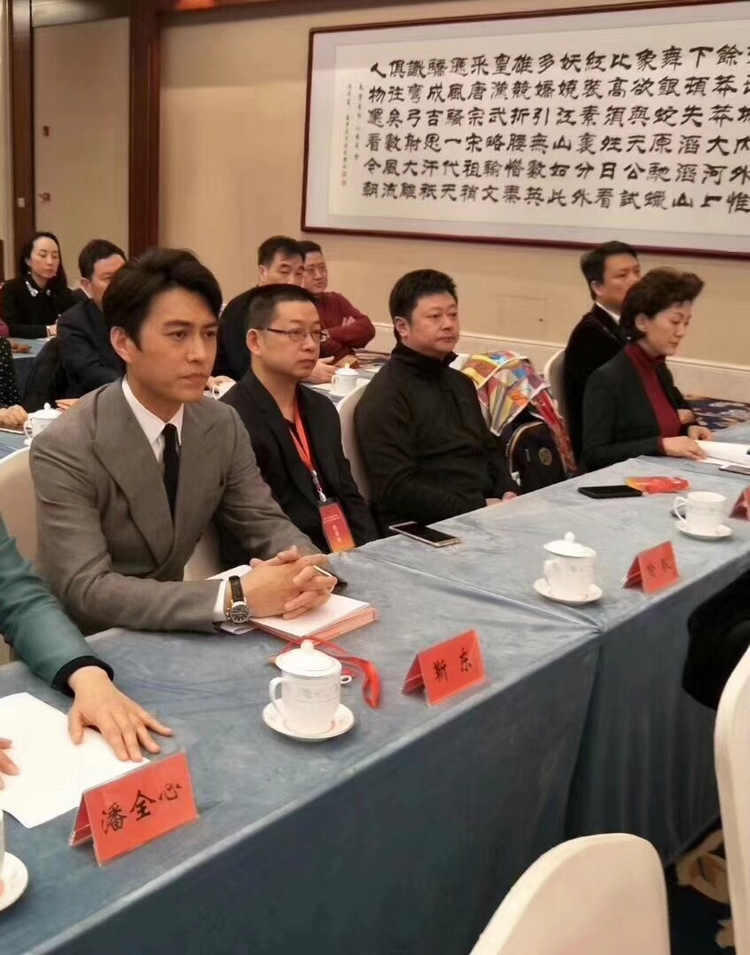 重庆名嘴韩咏秋和靳东等人亮相央视 新闻联播 腾讯网