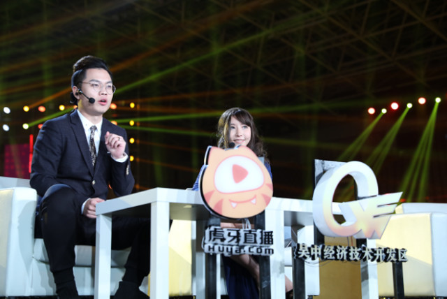 入江闪闪首度跨界当解说初次亮相范十足