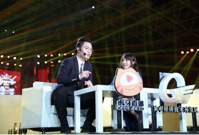 入江闪闪首度跨界当解说初次亮相范十足