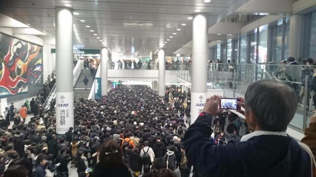 密集恐惧症！大雪导致日本地铁站出现“地狱盛景” 