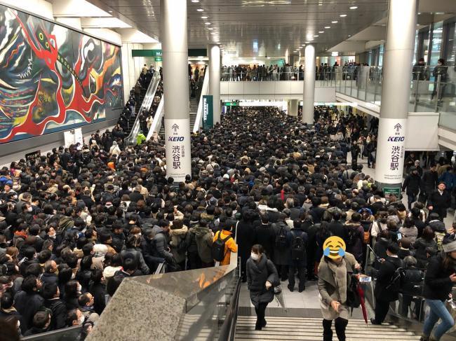 密集恐惧症！大雪导致日本地铁站出现“地狱盛景” 