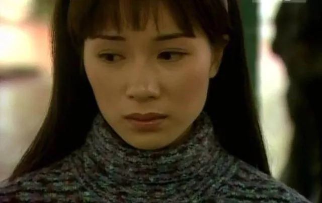 她搭档周润发出道,为事业放弃十年爱情,拍戏强