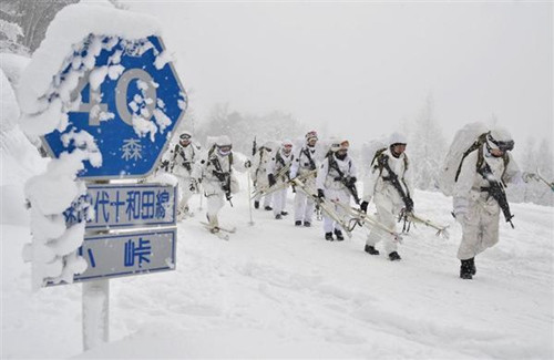 伤亡惨重!日本自卫队滑雪遭雪崩多人被活埋