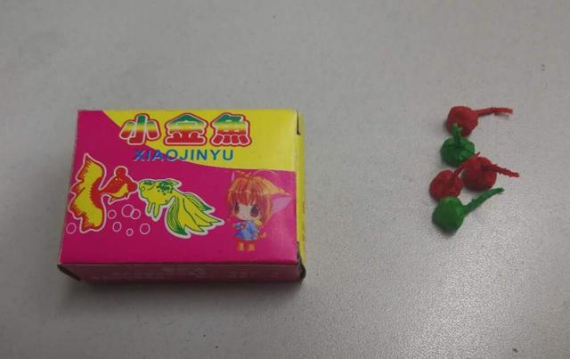 鹤壁一学校门口卖砂炮家长伤着孩子可咋办