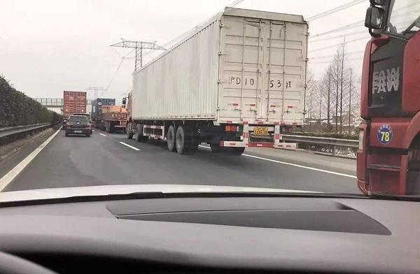 G1501上海绕城高速今晨两车追尾一人不幸