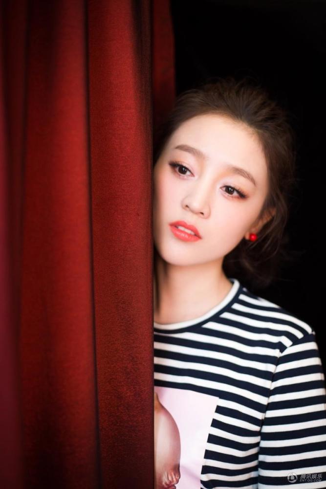 高清:何花写真曝光 诠释娇俏干练双重风格