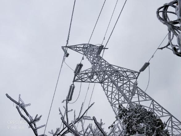 電力線網覆蓋厚厚的冰18小時驚險融冰