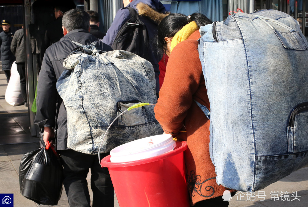 车站再现"父辈春运"编织袋里塞满全家人礼物