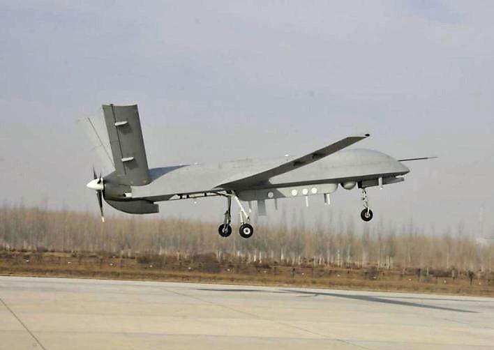 较早研制的彩虹3号无人机(下图),因为机体小,载重少,航电技术较早