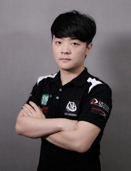 首局比赛,阔别赛场许久的上单选手loong首发出场,在比赛中拿出慎来