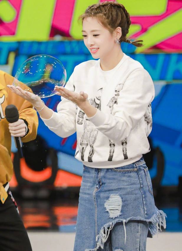 鬼鬼吴映洁高叉旗袍亮相《快本》 又萌又性感