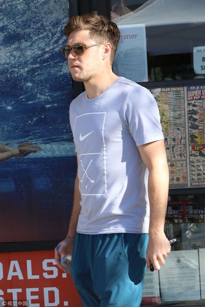 歌手奈尔·霍兰逛农贸市场 手拿大瓶矿泉水获好友同行