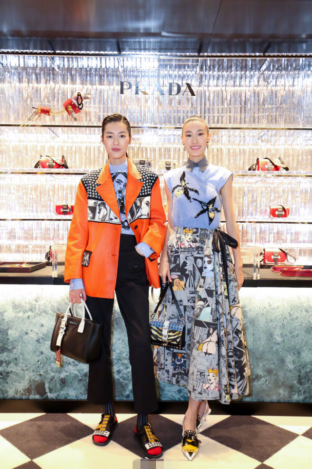 刘雯合影秦舒培酷出新高度!却被她发际线抢镜