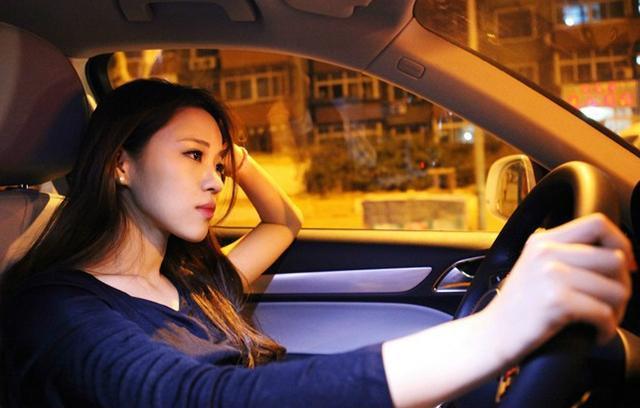 开车减速不踩刹车这3种方法省油还更安全