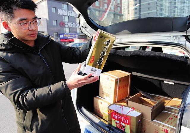 男子花9万余买了62瓶茅台送亲友 没有一瓶真酒