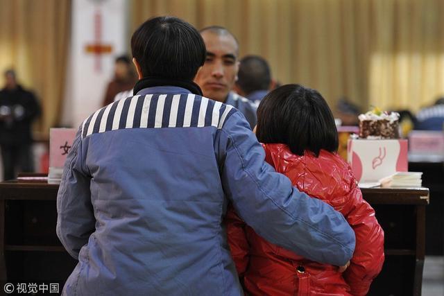 服刑夫妻12年未见监狱高墙内上演特殊团聚