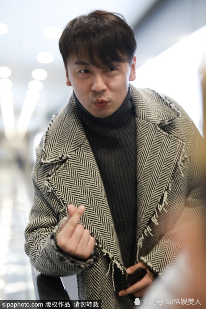 雷佳音现身机场送粉丝"爱心"脚上"个性"雪地靴超抢眼!