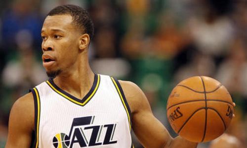 胡德称很高兴加盟骑士队,生涯初期就能进入季后赛,会多向jr学习