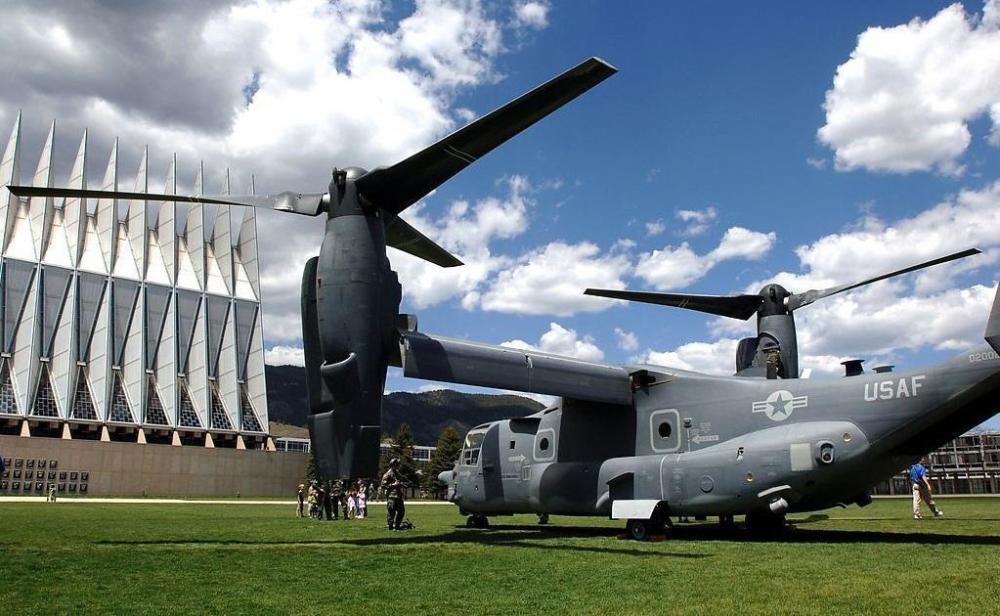 虽拥有传统直升机的窄机身,200英里的最高时速引人注目