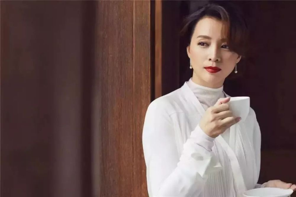 董卿告别春晚:若有诗书藏于心,岁月从不败美人