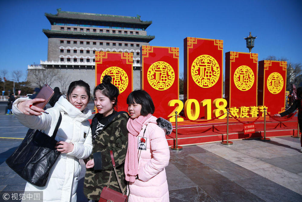 春节临近 北京街头张灯结彩年味十足