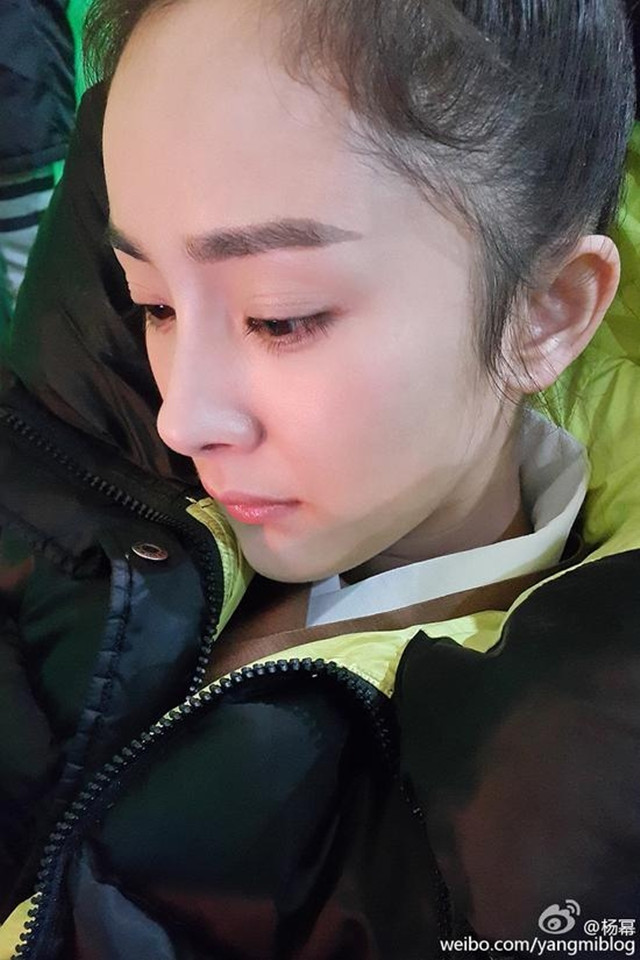 被黄子韬泄露超高发际线,杨幂方连晒三张照反