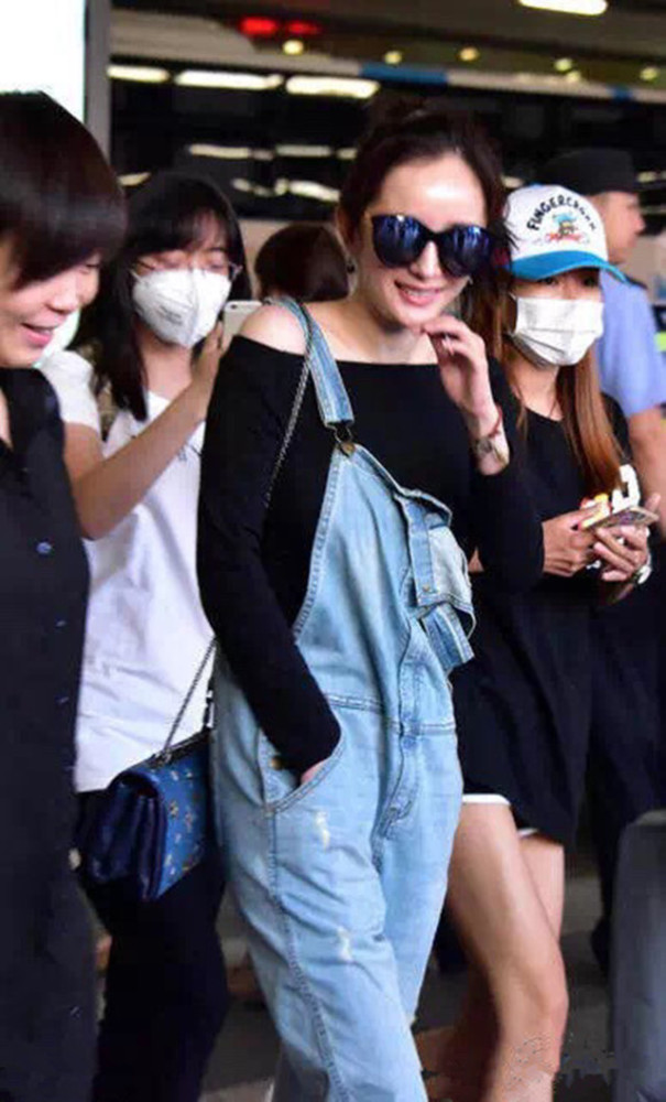 被黄子韬泄露超高发际线,杨幂方连晒三张照反