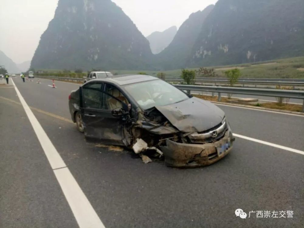 发生一起交通事故 ps:防撞桶是什么 防撞桶主要设置在公路及城市道路