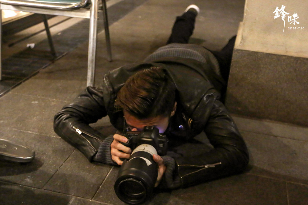 谢霆锋趴地上练摄影,在练习拍春晚舞台上的王菲?