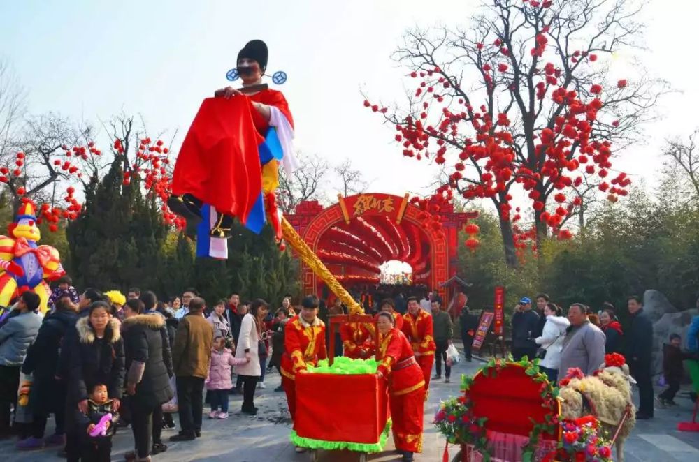 河南开封逛万岁山年味庙会领略特色民俗文化