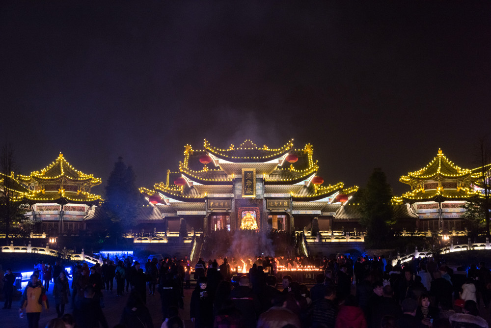 眾善信前往峨眉山寺院燒香禮佛 祈福迎新