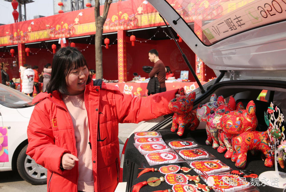 汽车后备箱里的集市年轻摊主卖自己的手工品