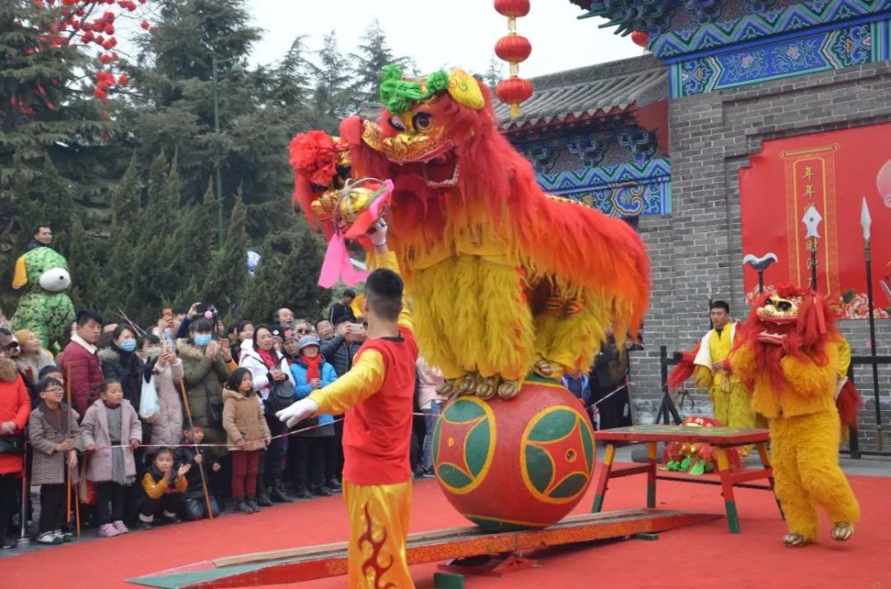 河南开封逛万岁山年味庙会领略特色民俗文化