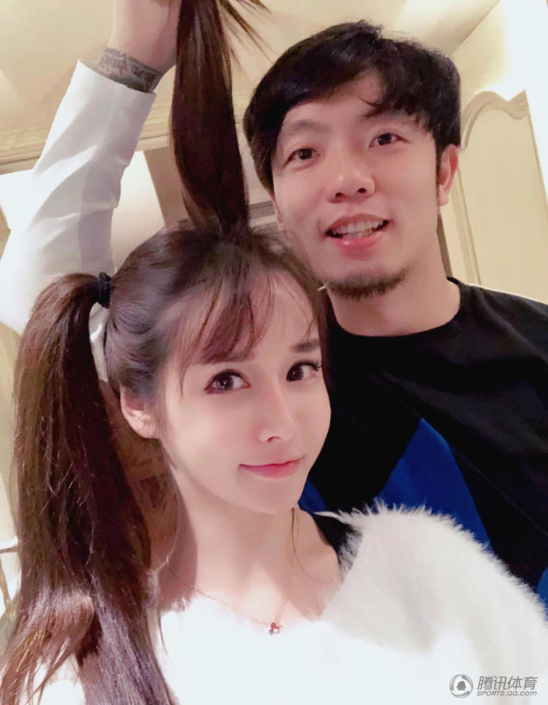 高清稀哲娇妻健身露马甲线健康曲线藏不住