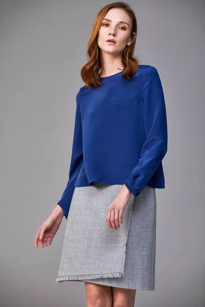 既保留了藏蓝色的沉稳气质,又不会陷入单调沉闷中,配饰选择浅色系增加