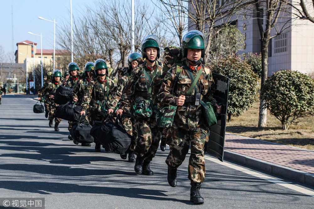 直击军营中国年 郑州通信女兵一天接398个电话