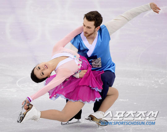 感动的阿里郎韩国冰舞搭档穿韩服跪地拥抱