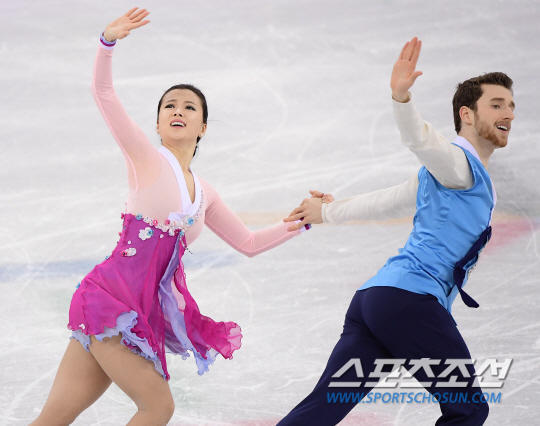 感动的阿里郎韩国冰舞搭档穿韩服跪地拥抱