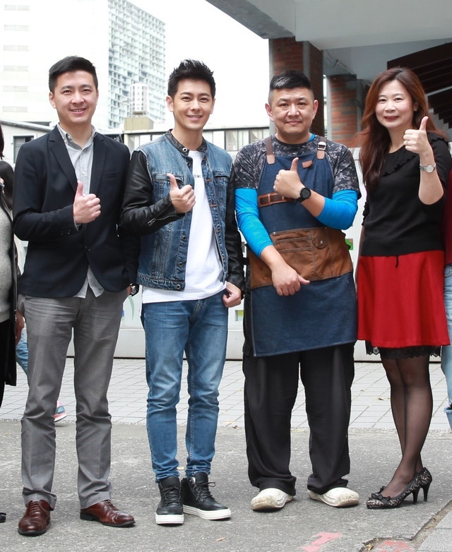 林家三兄弟和校长合影因为kimi的缘故,林志颖在学校格外受到小朋友