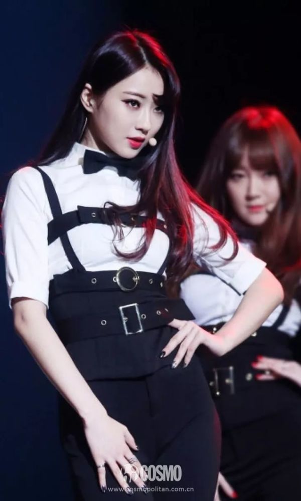 现在,黑长直已经成为不修边幅没有层次感的代名词