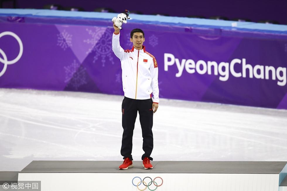 赤子心武大靖登最高领奖台手指胸前国旗