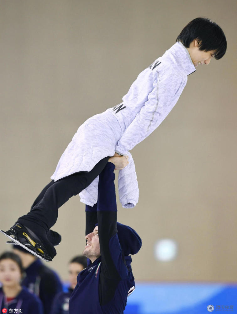 画风清奇羽生结弦训练心情好招猫逗狗玩托举