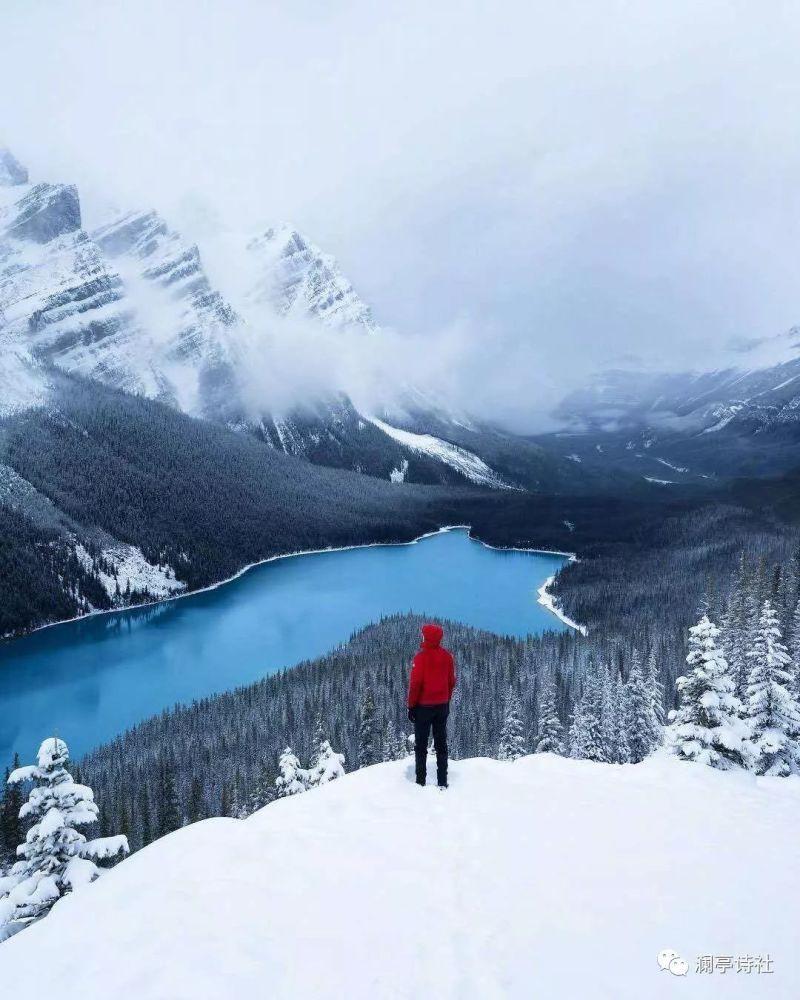 澜亭飞音伴墨舞, 烟火人间儿女性情真; 忆枫吟诗邀师朋, 竹简红尘